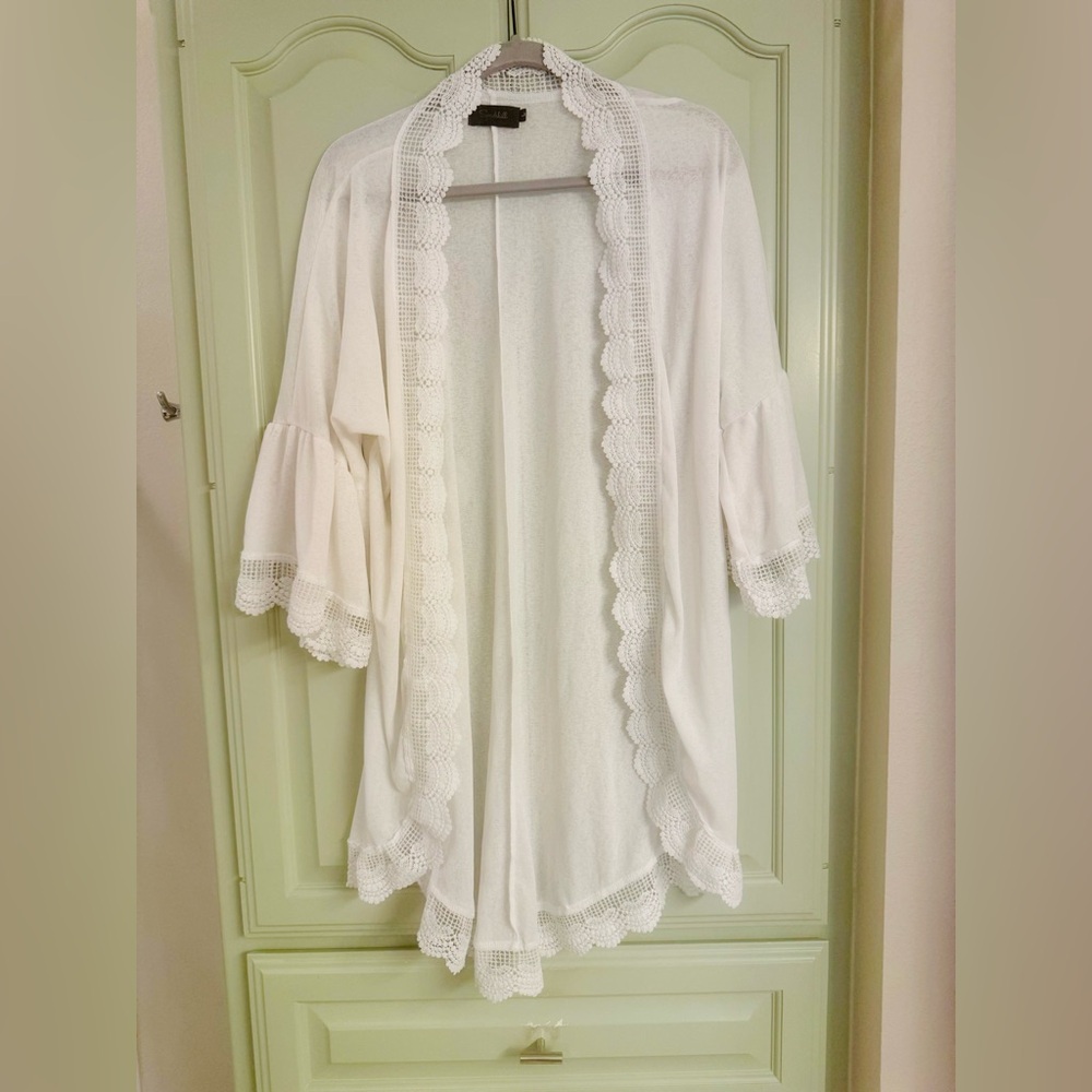 Chic White Lace-Edged Kimono Coverup